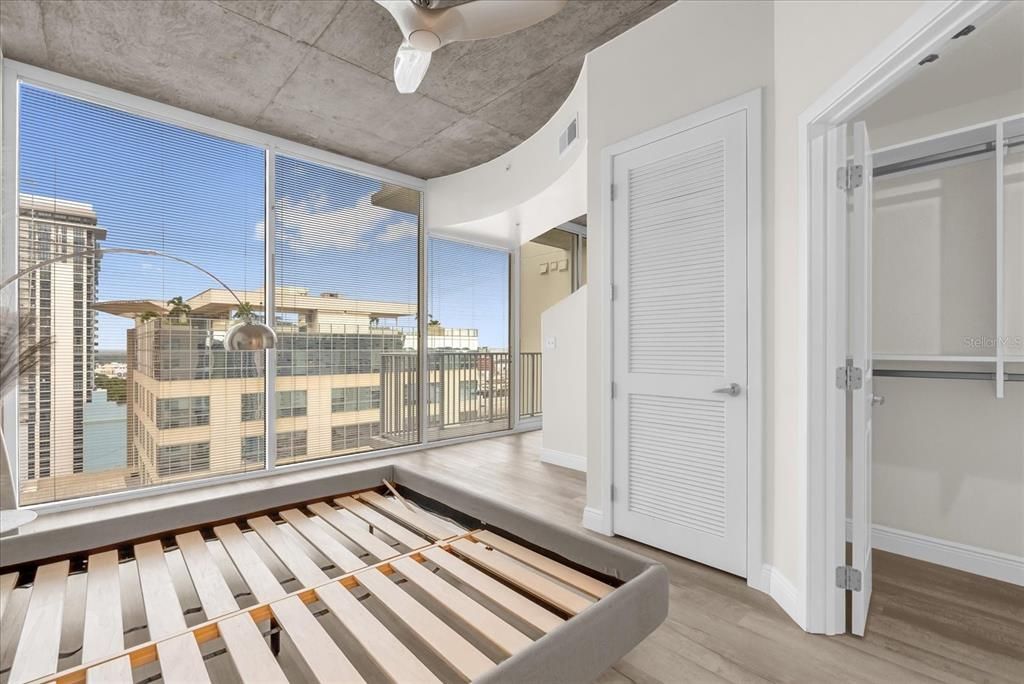 For Sale: $229,900 (1 beds, 1 baths, 728 Square Feet)