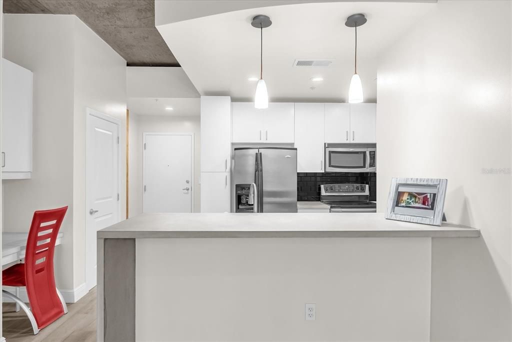 For Sale: $229,900 (1 beds, 1 baths, 728 Square Feet)