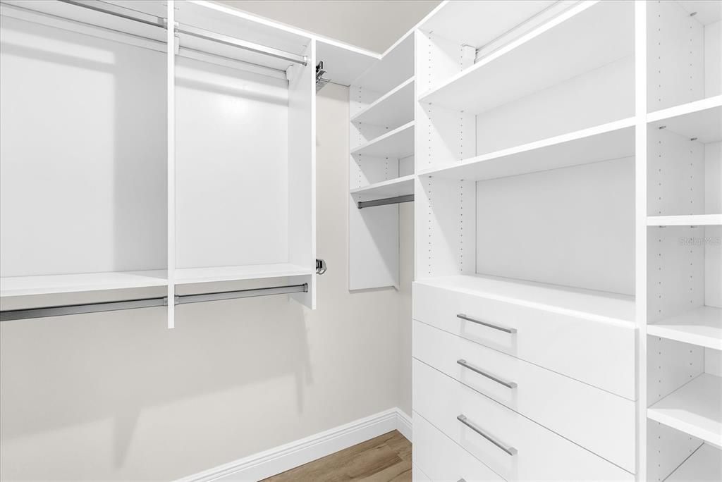 For Sale: $229,900 (1 beds, 1 baths, 728 Square Feet)