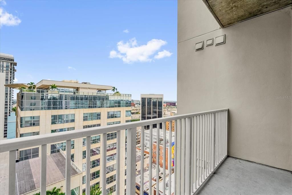 For Sale: $229,900 (1 beds, 1 baths, 728 Square Feet)