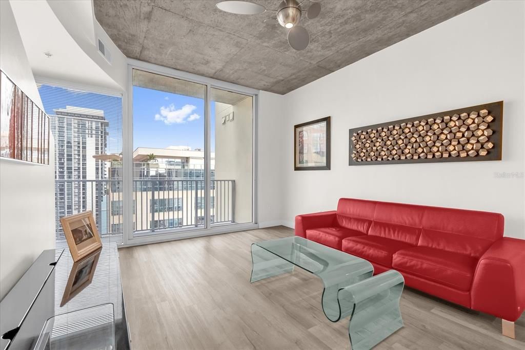 For Sale: $229,900 (1 beds, 1 baths, 728 Square Feet)