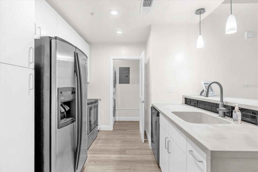 For Sale: $229,900 (1 beds, 1 baths, 728 Square Feet)