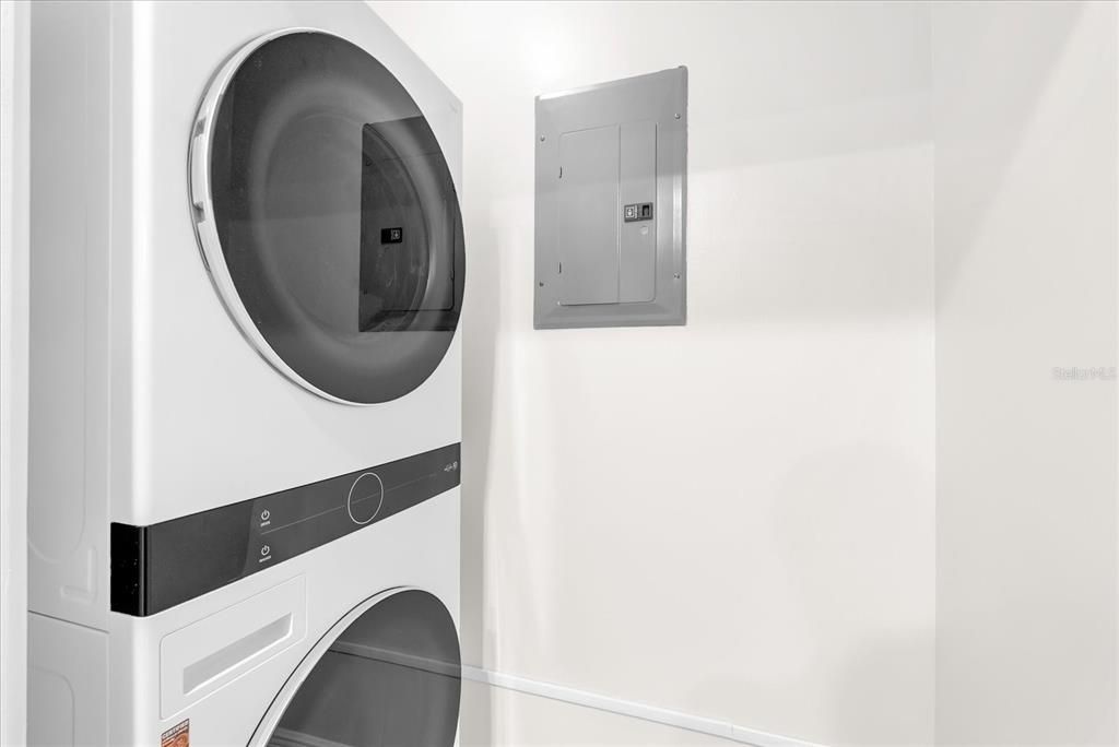 For Sale: $229,900 (1 beds, 1 baths, 728 Square Feet)