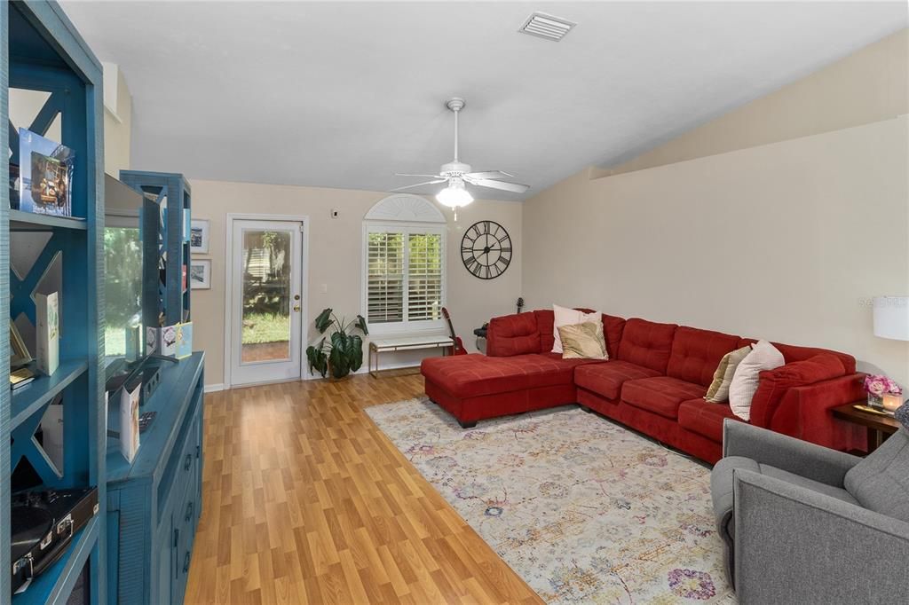 Activo con contrato: $299,900 (3 camas, 2 baños, 1573 Pies cuadrados)