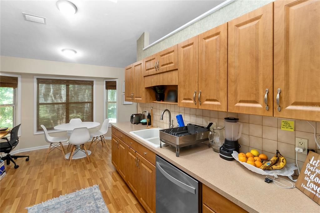 Activo con contrato: $299,900 (3 camas, 2 baños, 1573 Pies cuadrados)