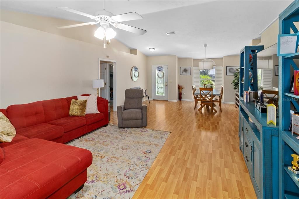 Activo con contrato: $299,900 (3 camas, 2 baños, 1573 Pies cuadrados)