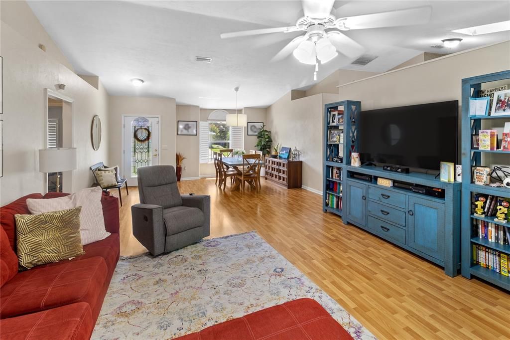 Activo con contrato: $299,900 (3 camas, 2 baños, 1573 Pies cuadrados)