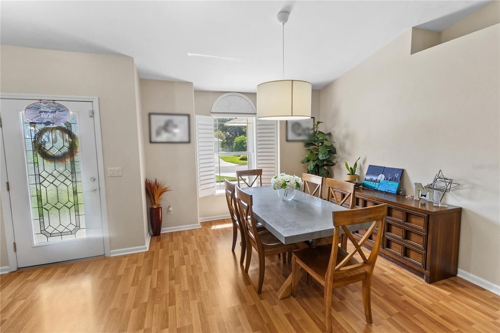 Activo con contrato: $299,900 (3 camas, 2 baños, 1573 Pies cuadrados)