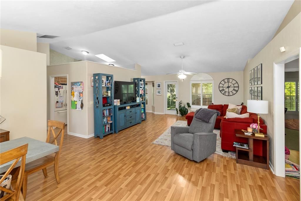 Activo con contrato: $299,900 (3 camas, 2 baños, 1573 Pies cuadrados)