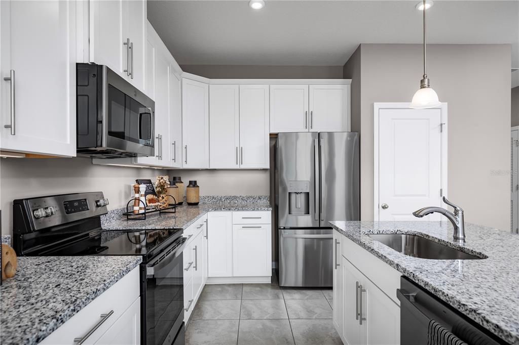 合同活跃: $387,400 (3 贝兹, 2 浴室, 1549 平方英尺)