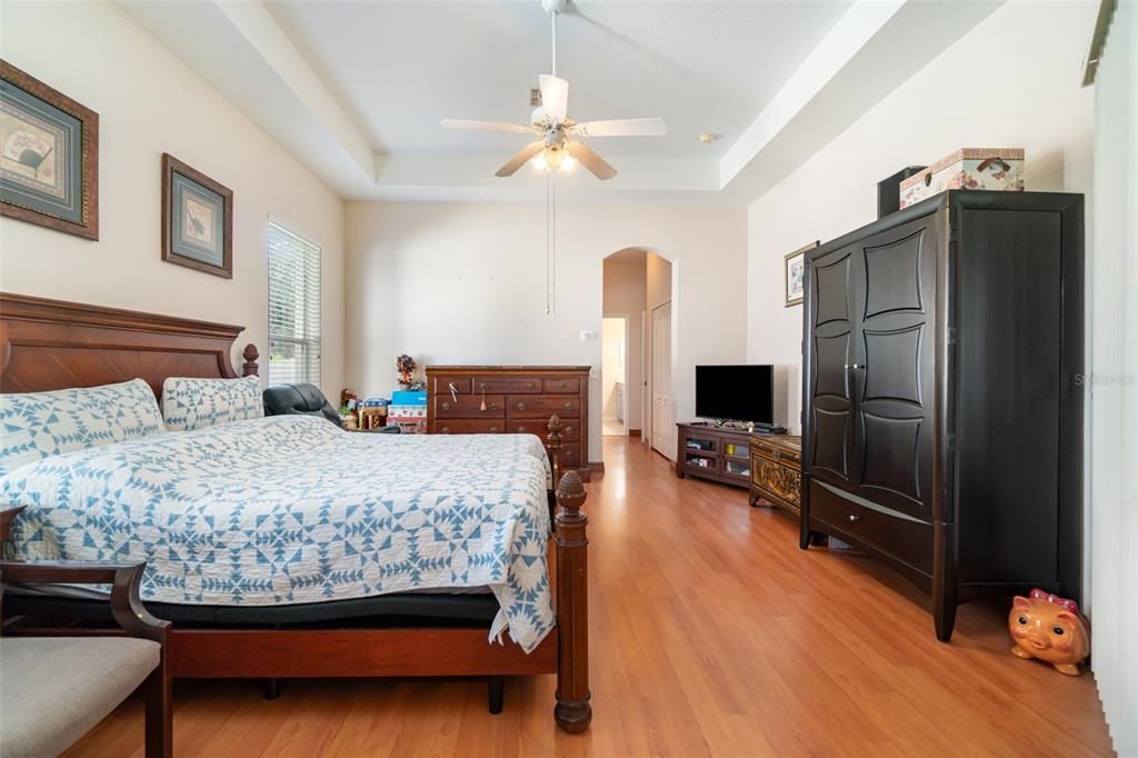 For Sale: $905,000 (5 beds, 4 baths, 3640 Square Feet)