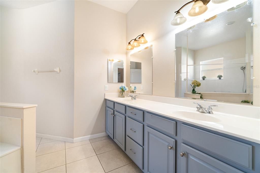 For Sale: $905,000 (5 beds, 4 baths, 3640 Square Feet)