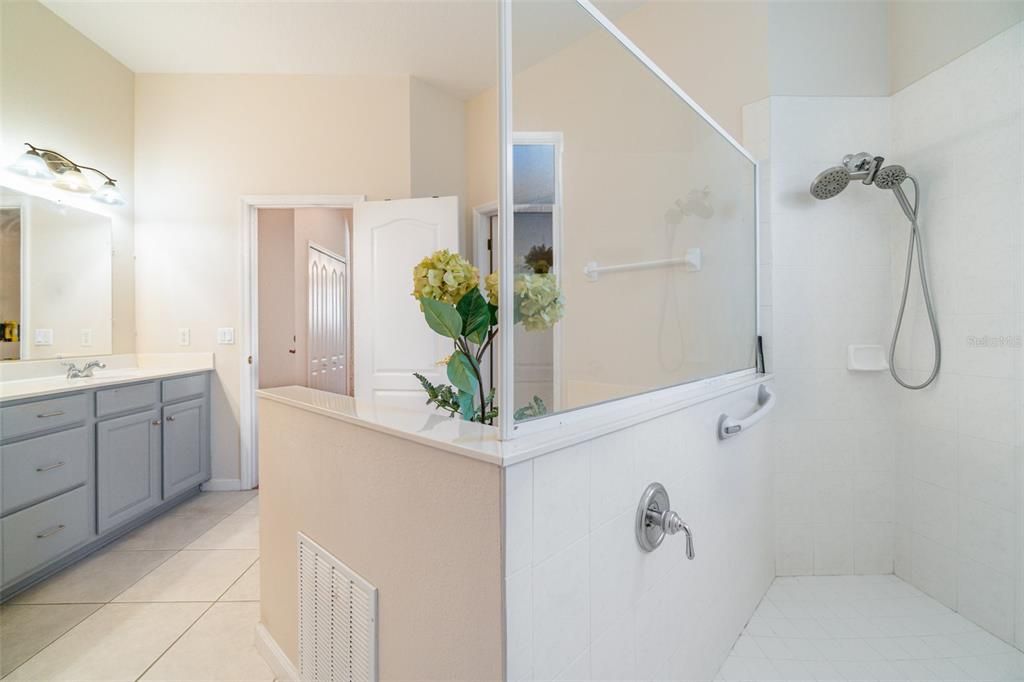 For Sale: $905,000 (5 beds, 4 baths, 3640 Square Feet)