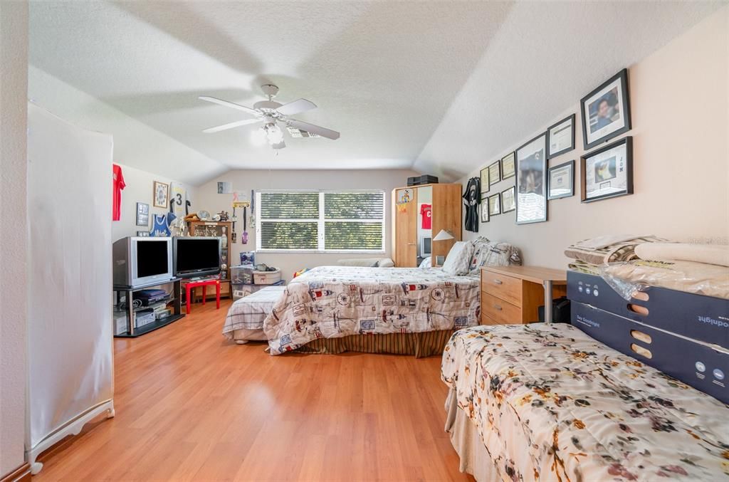 For Sale: $905,000 (5 beds, 4 baths, 3640 Square Feet)