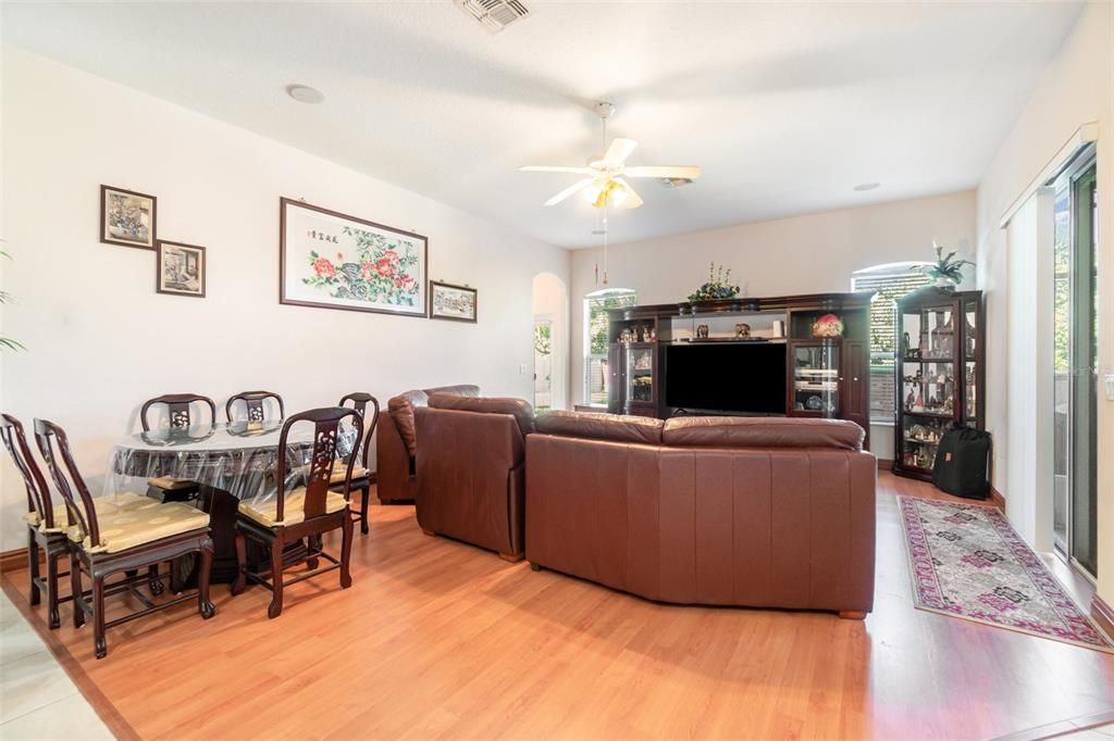 For Sale: $905,000 (5 beds, 4 baths, 3640 Square Feet)