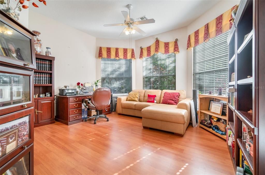 For Sale: $905,000 (5 beds, 4 baths, 3640 Square Feet)