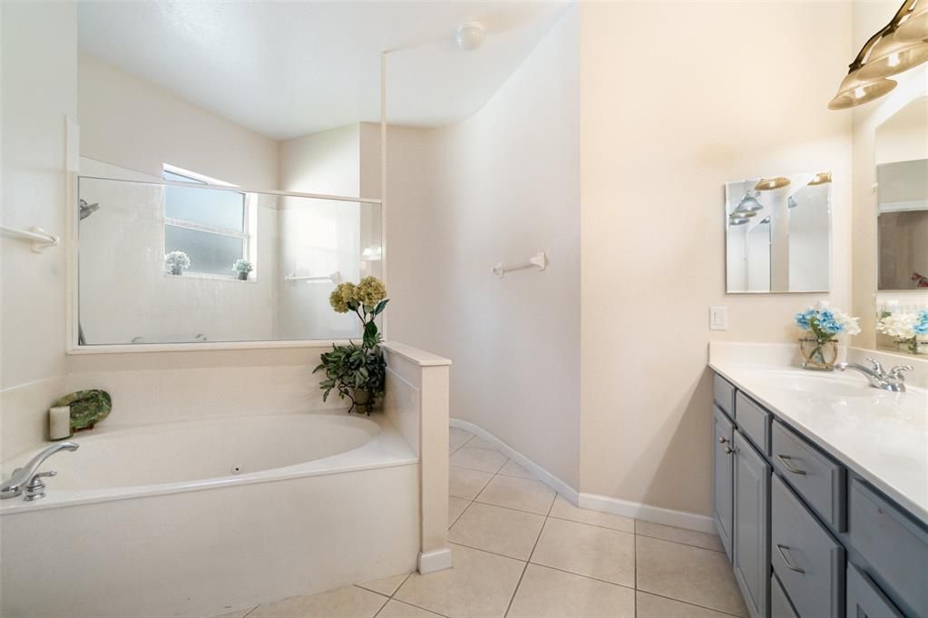 For Sale: $905,000 (5 beds, 4 baths, 3640 Square Feet)