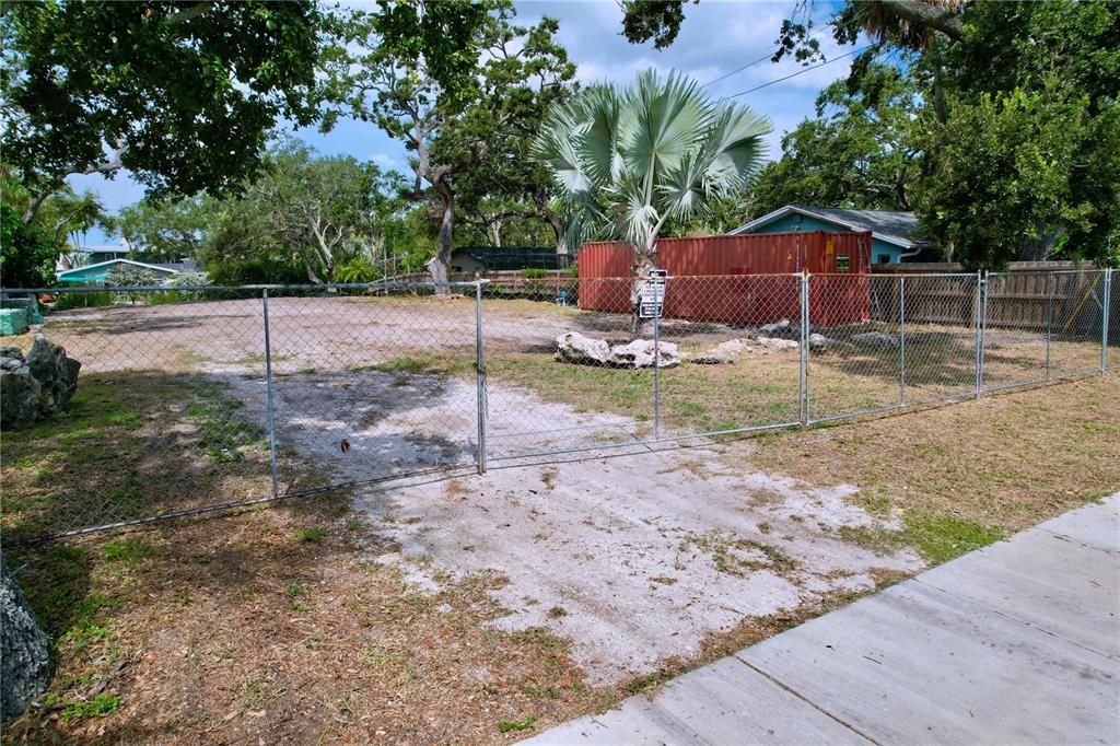 待售: $650,000 (0.46 acres)