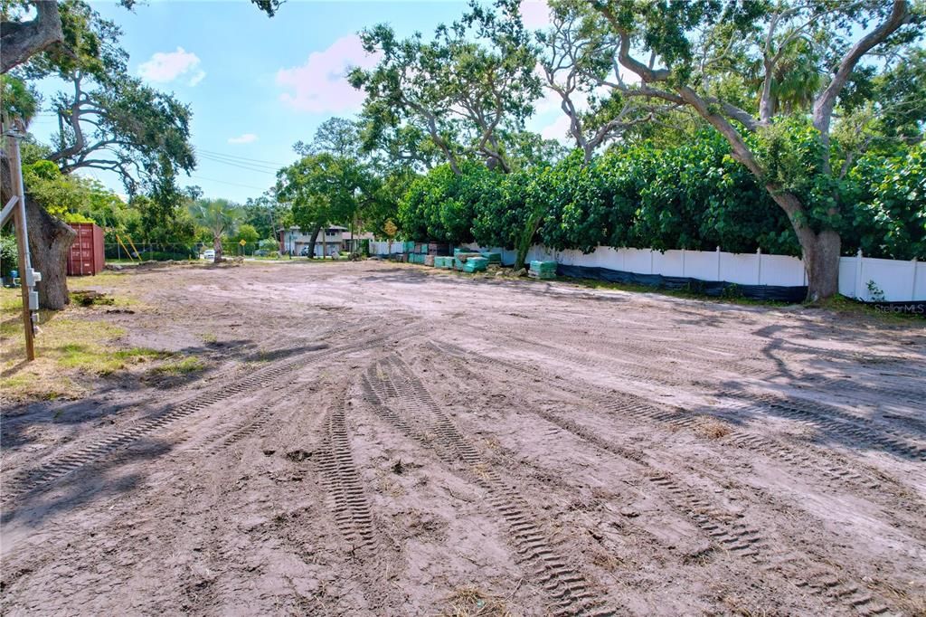 待售: $650,000 (0.46 acres)