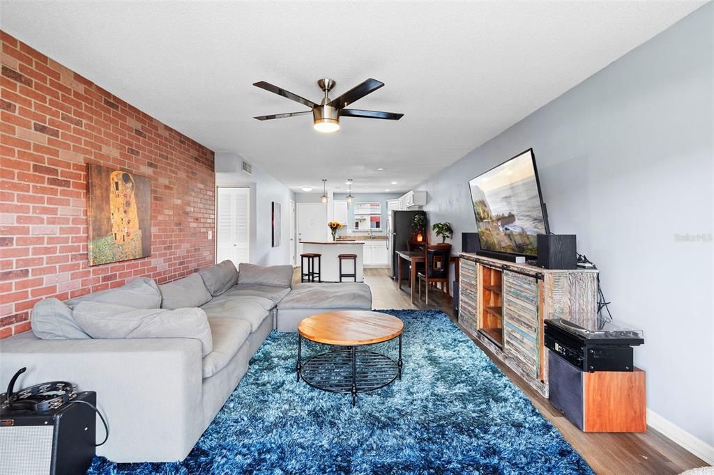 На продажу: $148,900 (2 спален, 1 ванн, 965 Квадратных фут)