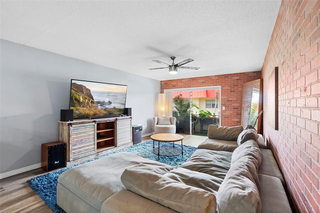 На продажу: $148,900 (2 спален, 1 ванн, 965 Квадратных фут)