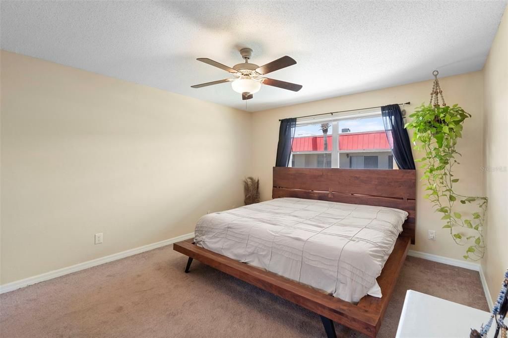 На продажу: $148,900 (2 спален, 1 ванн, 965 Квадратных фут)