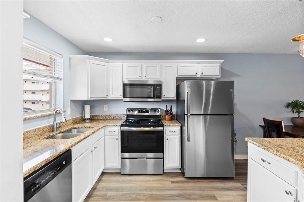 На продажу: $148,900 (2 спален, 1 ванн, 965 Квадратных фут)