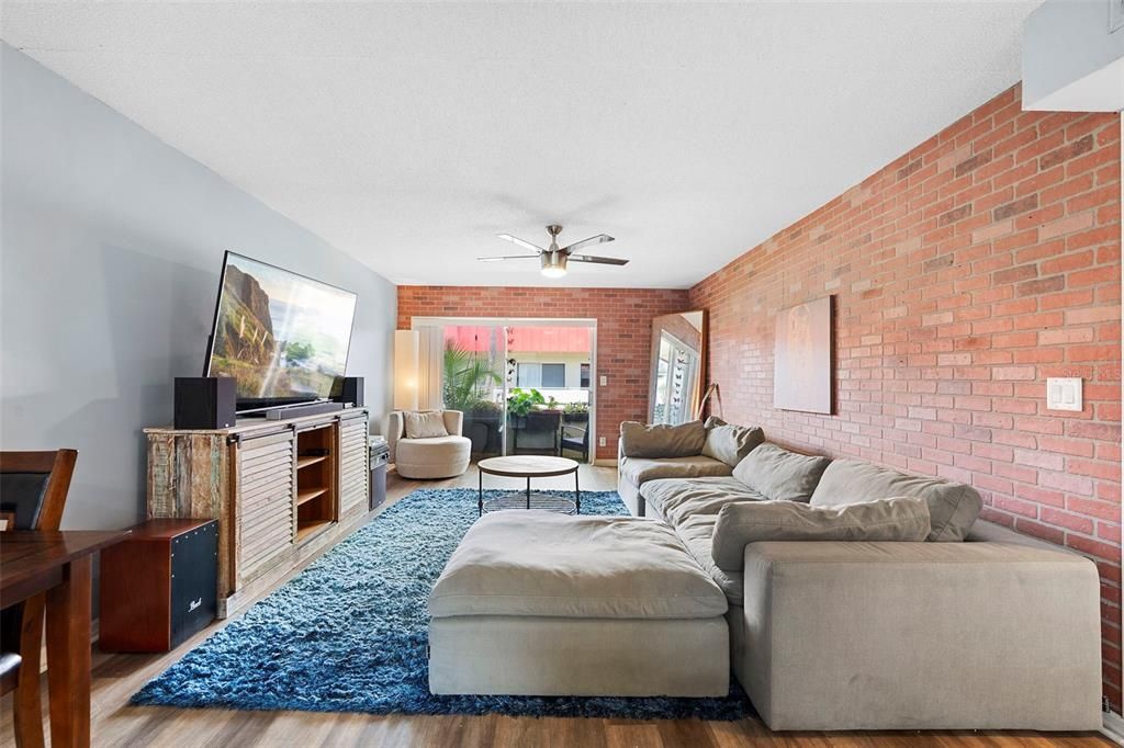 На продажу: $148,900 (2 спален, 1 ванн, 965 Квадратных фут)