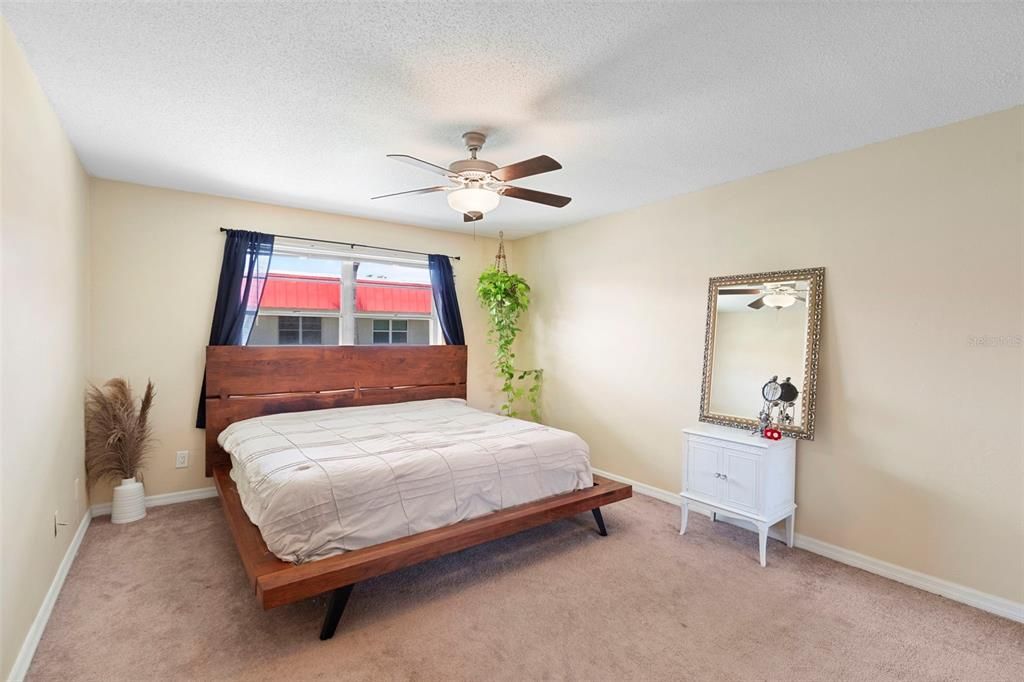 На продажу: $148,900 (2 спален, 1 ванн, 965 Квадратных фут)