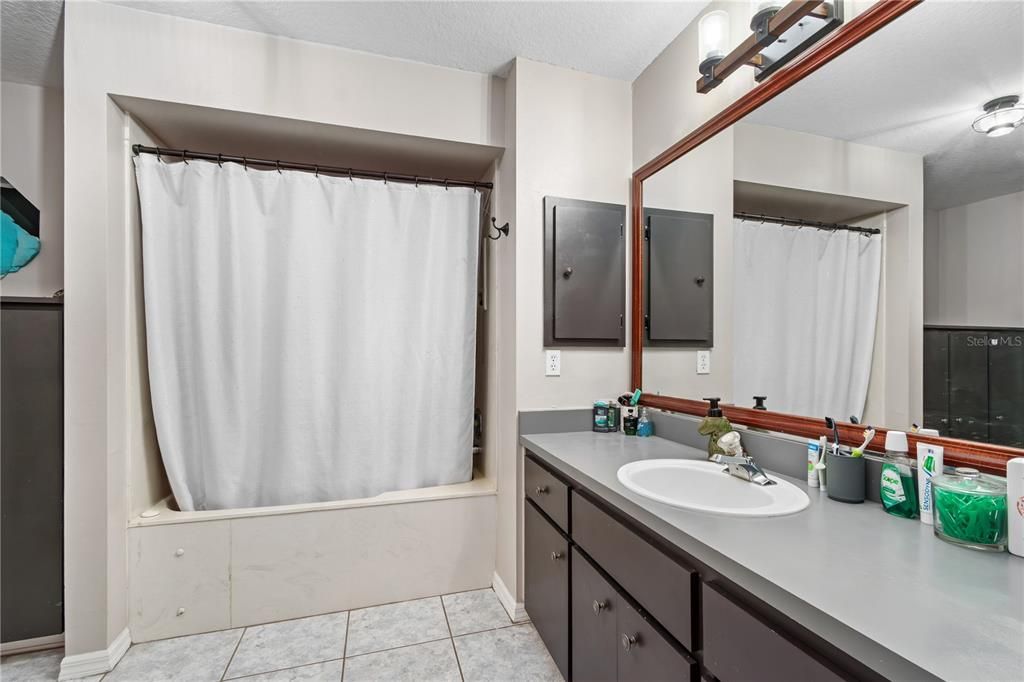 Active With Contract: $249,000 (3 beds, 2 baths, 1695 Square Feet)