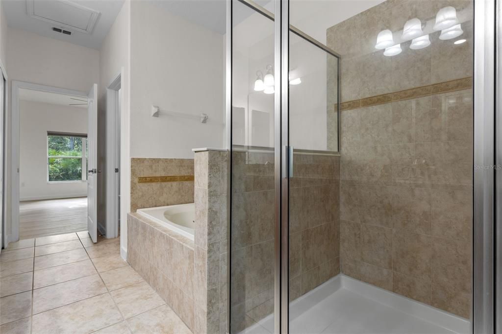 合同活跃: $449,000 (4 贝兹, 2 浴室, 2025 平方英尺)