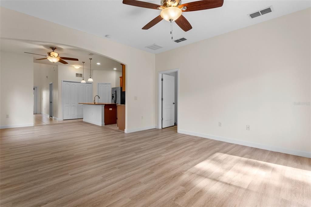 合同活跃: $449,000 (4 贝兹, 2 浴室, 2025 平方英尺)