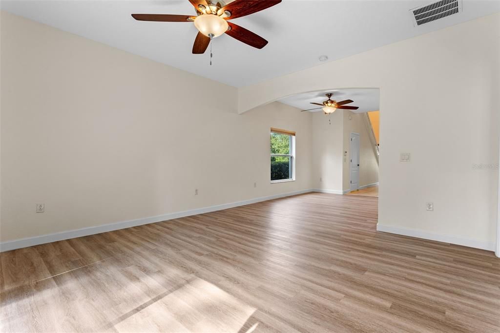 合同活跃: $449,000 (4 贝兹, 2 浴室, 2025 平方英尺)