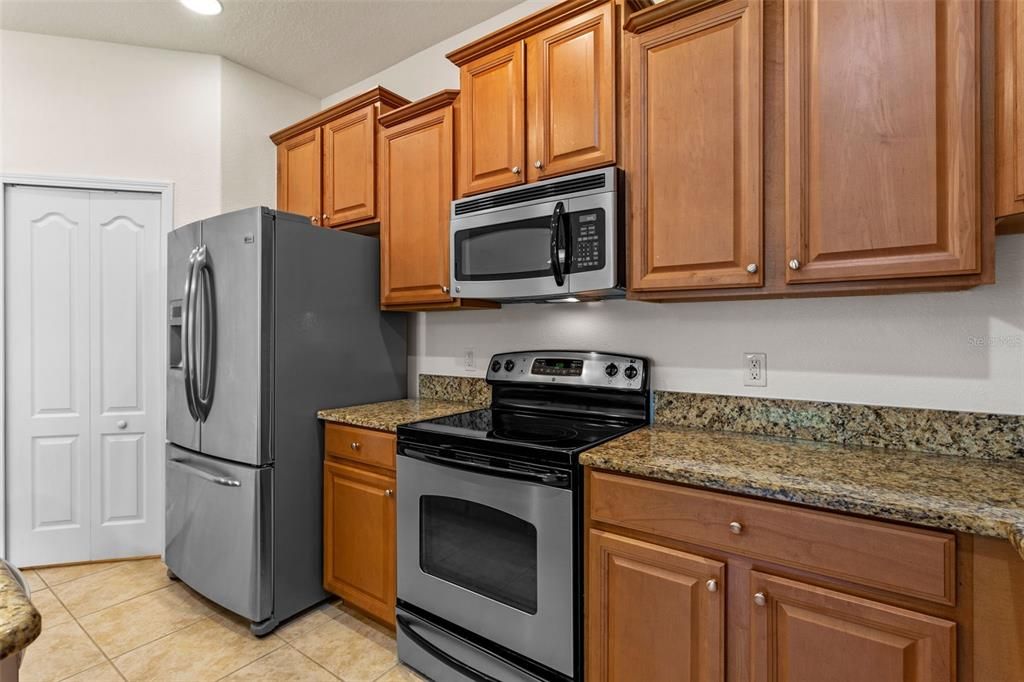 合同活跃: $449,000 (4 贝兹, 2 浴室, 2025 平方英尺)