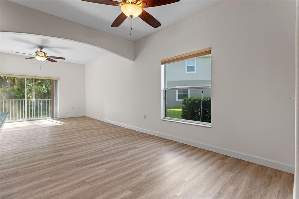 合同活跃: $449,000 (4 贝兹, 2 浴室, 2025 平方英尺)