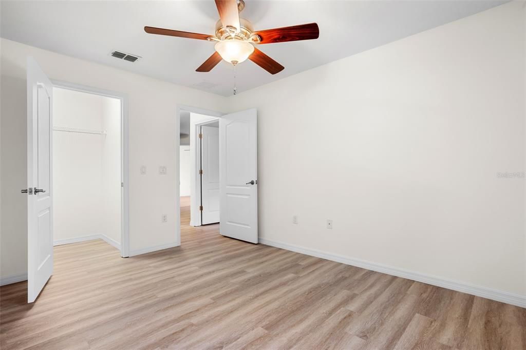 合同活跃: $449,000 (4 贝兹, 2 浴室, 2025 平方英尺)