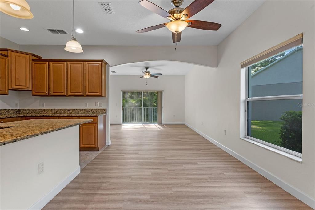 合同活跃: $449,000 (4 贝兹, 2 浴室, 2025 平方英尺)