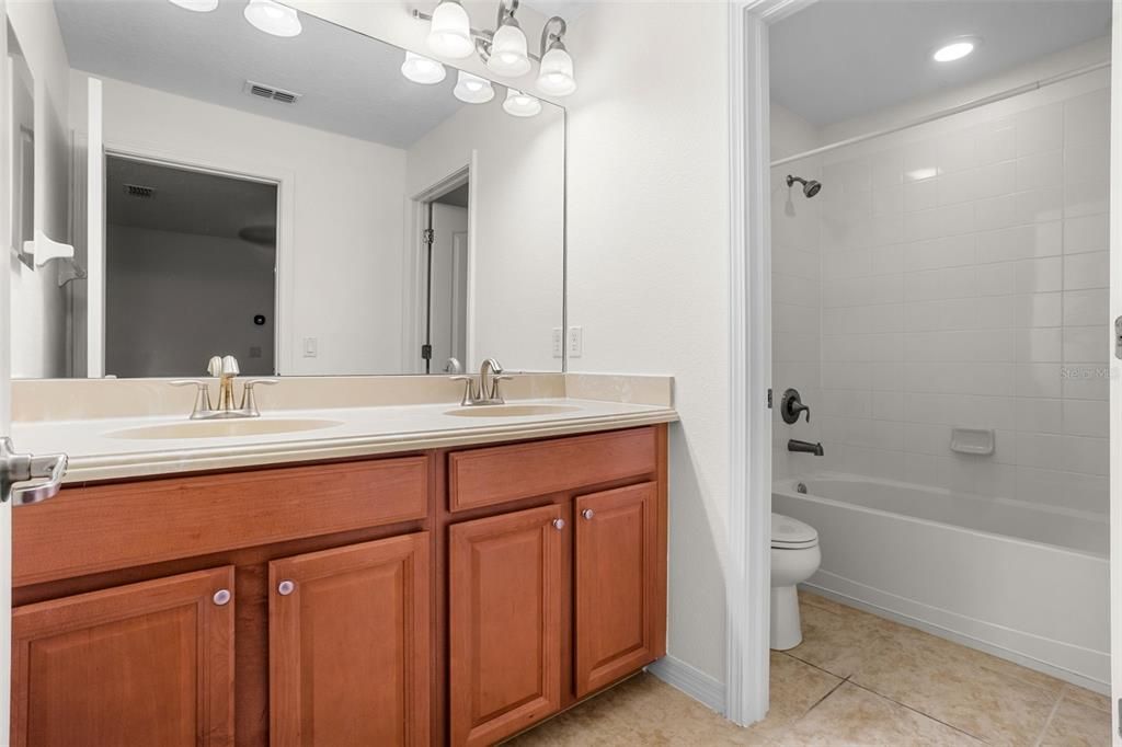 合同活跃: $449,000 (4 贝兹, 2 浴室, 2025 平方英尺)