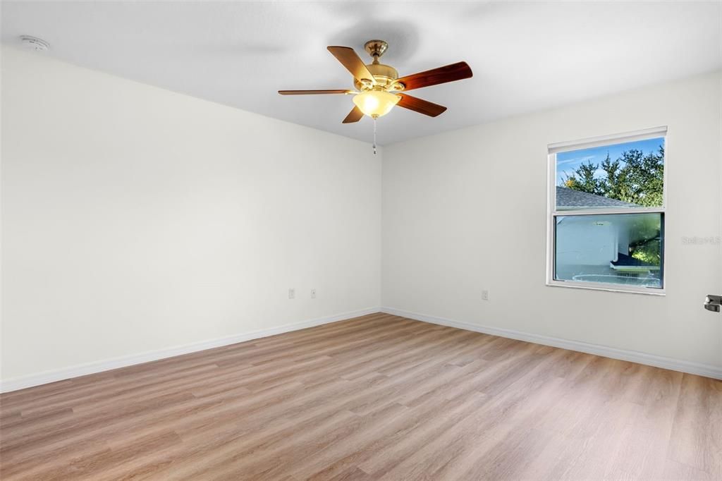 合同活跃: $449,000 (4 贝兹, 2 浴室, 2025 平方英尺)