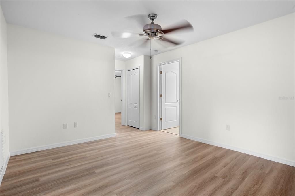 合同活跃: $449,000 (4 贝兹, 2 浴室, 2025 平方英尺)