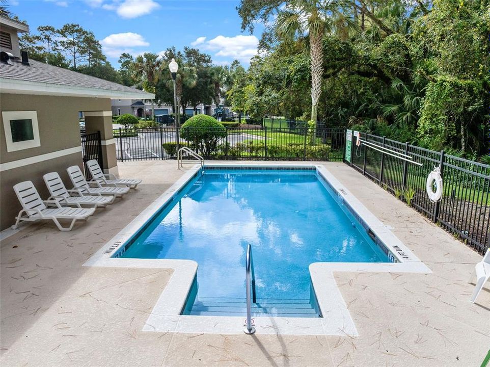 合同活跃: $449,000 (4 贝兹, 2 浴室, 2025 平方英尺)