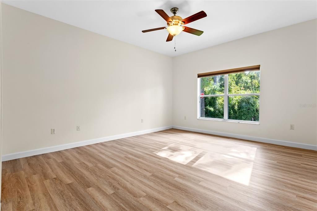 合同活跃: $449,000 (4 贝兹, 2 浴室, 2025 平方英尺)