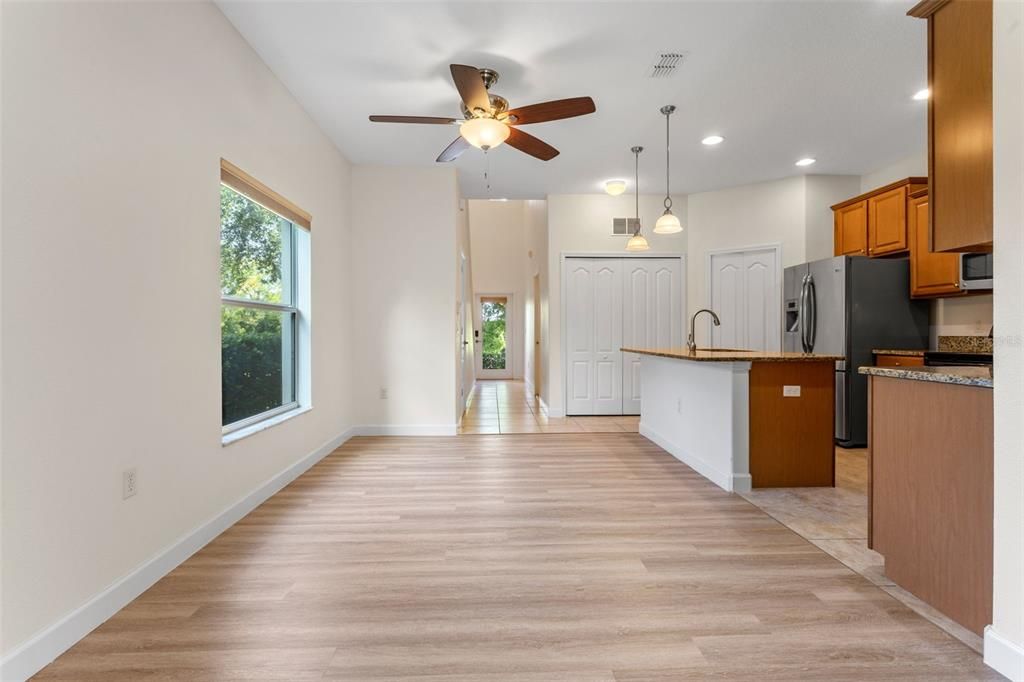 合同活跃: $449,000 (4 贝兹, 2 浴室, 2025 平方英尺)