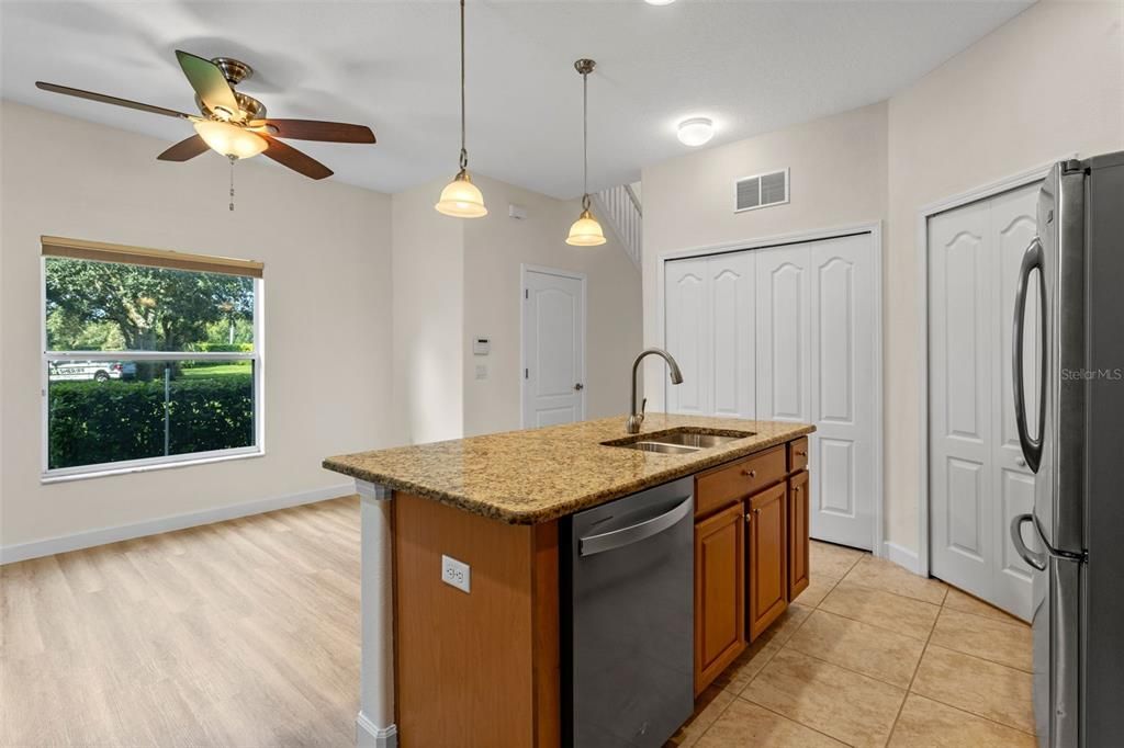 合同活跃: $449,000 (4 贝兹, 2 浴室, 2025 平方英尺)