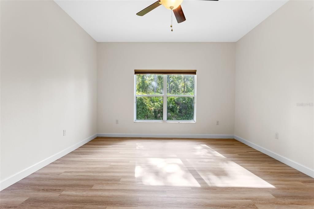 合同活跃: $449,000 (4 贝兹, 2 浴室, 2025 平方英尺)