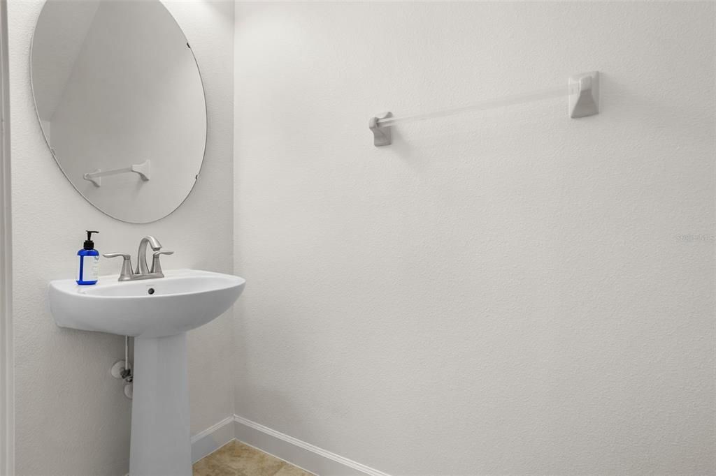 合同活跃: $449,000 (4 贝兹, 2 浴室, 2025 平方英尺)