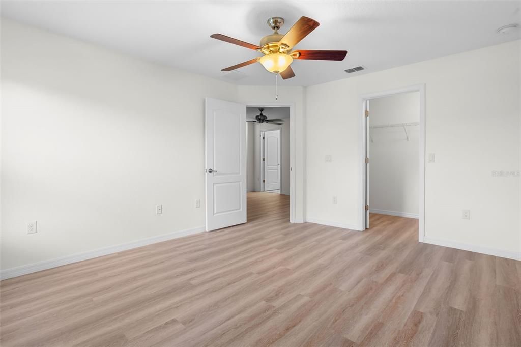 合同活跃: $449,000 (4 贝兹, 2 浴室, 2025 平方英尺)