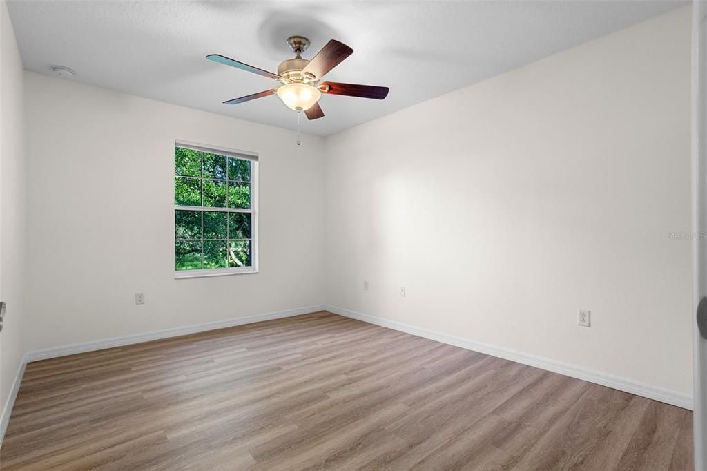 合同活跃: $449,000 (4 贝兹, 2 浴室, 2025 平方英尺)