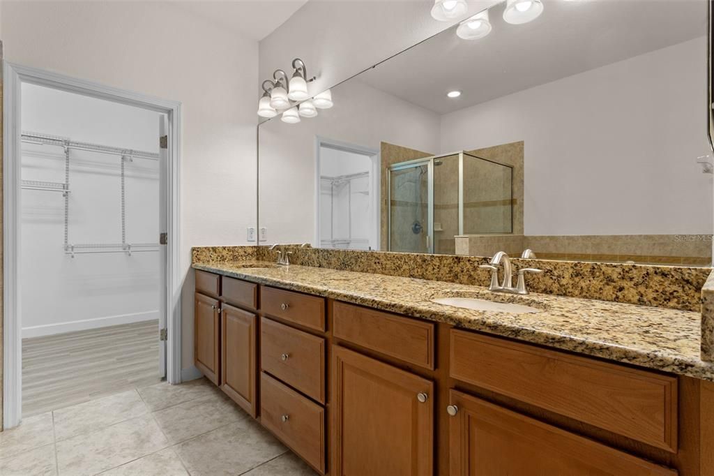 合同活跃: $449,000 (4 贝兹, 2 浴室, 2025 平方英尺)