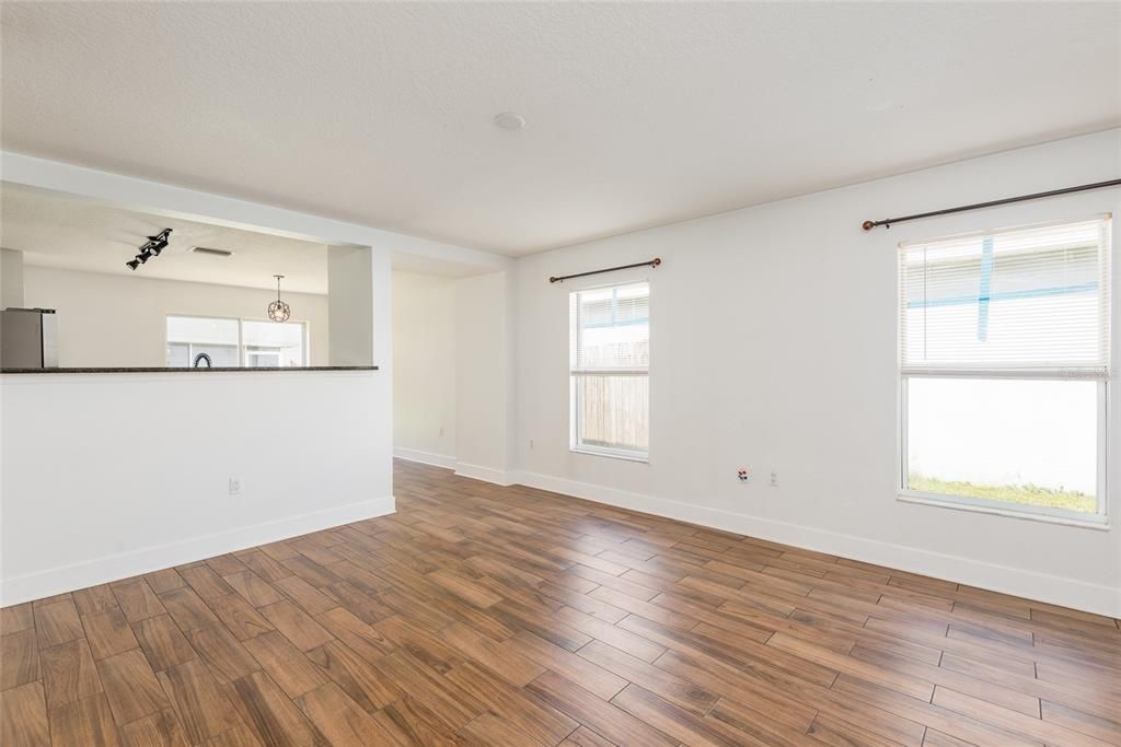 For Rent: $2,099 (3 beds, 2 baths, 1296 Square Feet)